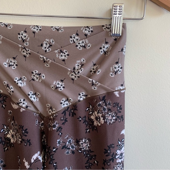 aerie OFFLINE Real Me High Waisted Floral Crossover Leggings - Picture 5 of 7